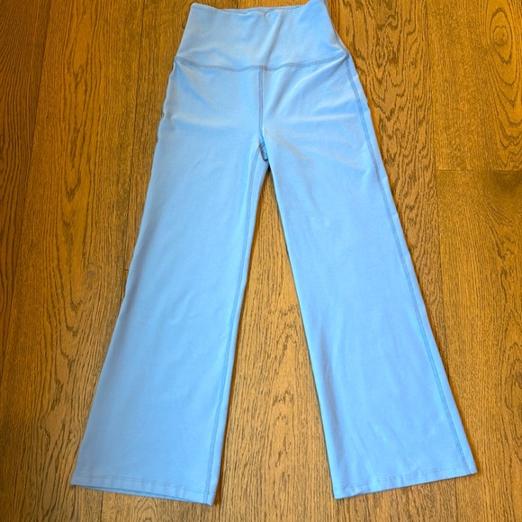 Like new Beyond Yoga Spacedye Retro Cropped Pant, Medium, Flower Blue Heather - Picture 3 of 6